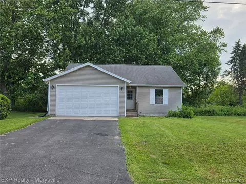 4711 Meadowlawn Dr, Fort Gratiot, MI 48059