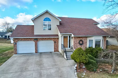 1135 Drury Ln, Flushing, MI 48433