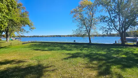 9605 Kress Rd, Hamburg, MI 48169