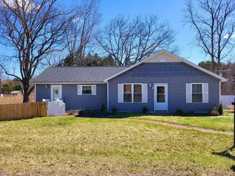 9611 Whitewood Rd, Pinckney, MI 48169
