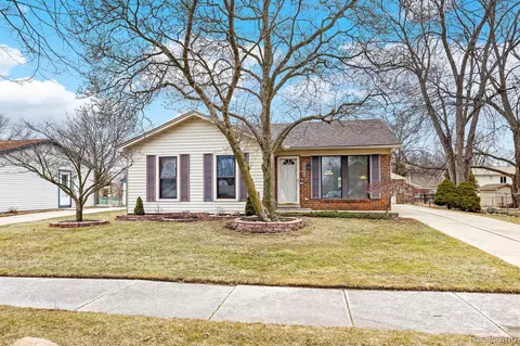 25302 Montebello Dr, Woodhaven, MI 48183