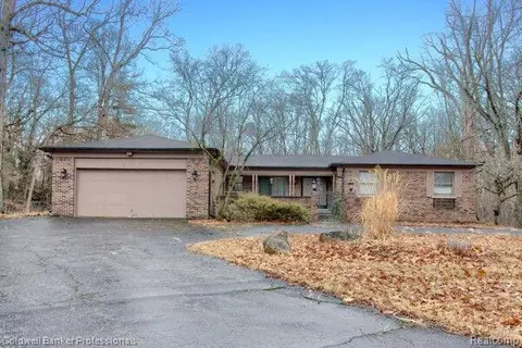 28645 Oakcrest Ct, Farmington Hills, MI 48334