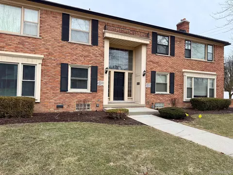 19711 Fleetwood Dr, Harper Woods, MI 48225