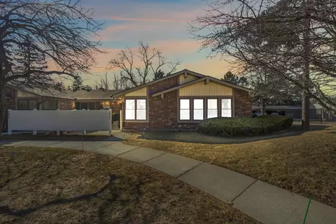 2957 Roundtree Dr, Troy, MI 48083