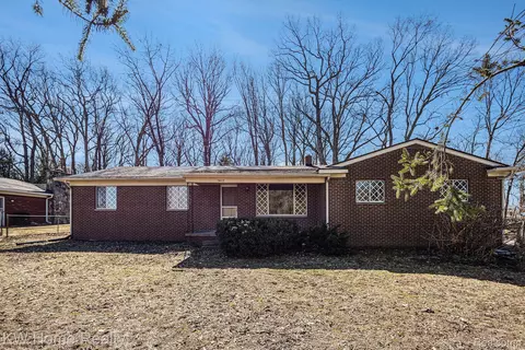 1417 E Commerce Rd, Commerce, MI 48382