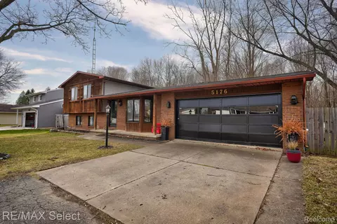 5176 Birchcrest Dr, Swartz Creek, MI 48473
