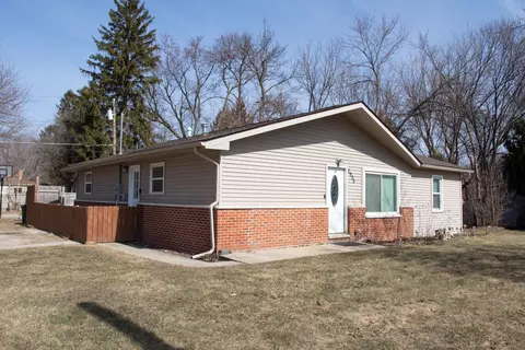 2905 Jackson Blvd, Highland, MI 48356