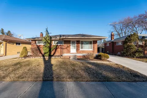 28106 Rosebriar St, Saint Clair Shores, MI 48081