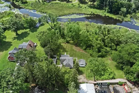 345 S Houghton St, Milford, MI 48381