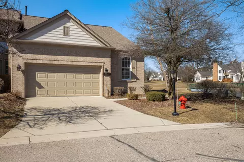 39547 Champion Crt Ct, Northville, MI 48168