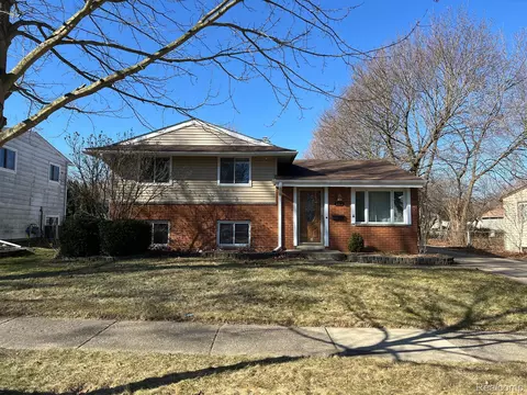 915 Bird Song Dr, Milford, MI 48381