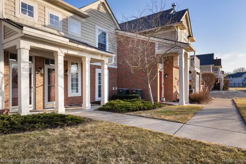 28293 Oakmonte Cir E, Lyon, MI 48165