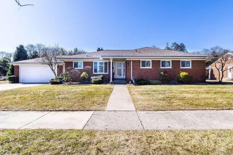 65 N Edgewood Dr, Village Of Grosse Pointe Shores, MI 48236