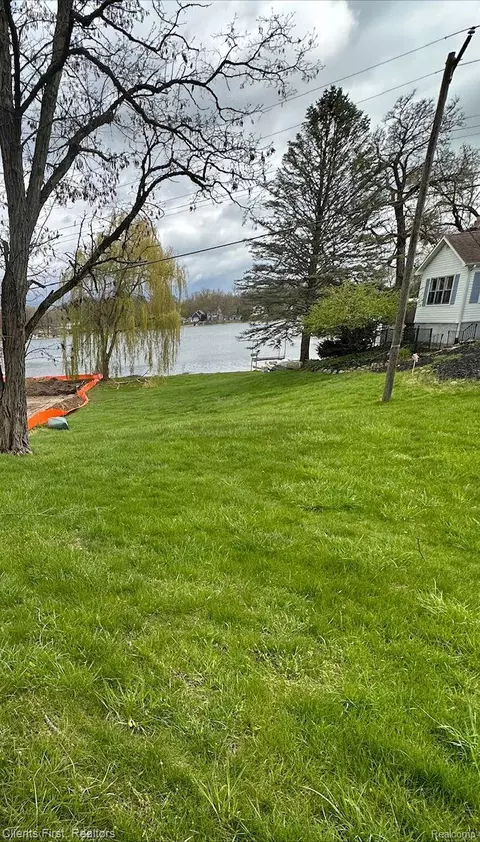 4120 Clifford Rd, Genoa, MI 48116