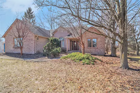 2434 Bridle Trl, Milford, MI 48381
