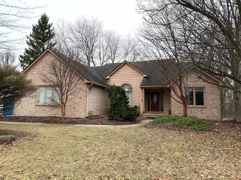 2434 Bridle Trl, Milford, MI 48381