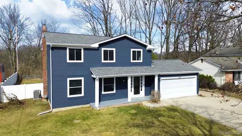 409 Dutch Mill Dr, Flushing, MI 48433