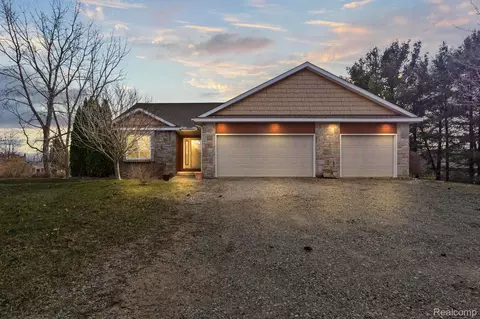 1563 Malibu Crt Ct, Highland, MI 48357