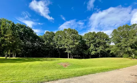 000 Duff Ln, Milford, MI 48381