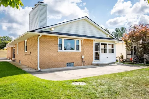 2615 Woodland Cove Dr, Brighton, MI 48114