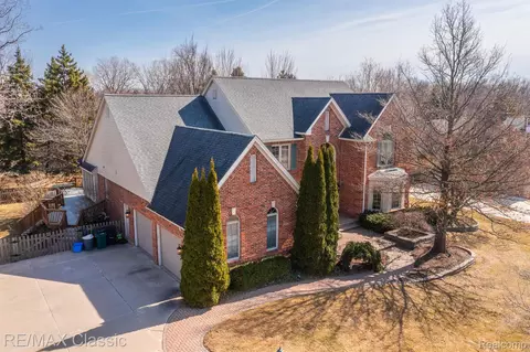 6904 Granger Dr, Troy, MI 48098
