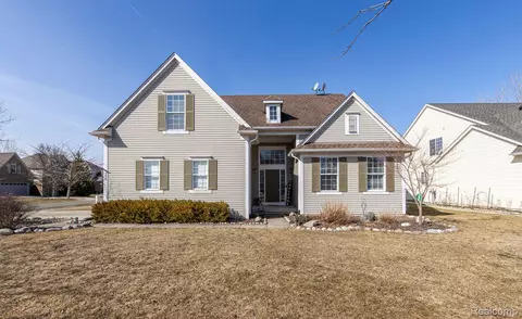 770 W Bay Shore Dr, Oxford, MI 48371