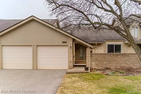 4275 Foxpointe Dr, West Bloomfield, MI 48323