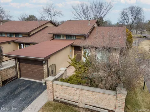 19810 Villa Dr S, Southfield, MI 48076