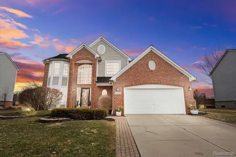 2688 Ivy Hill Dr, Commerce, MI 48382