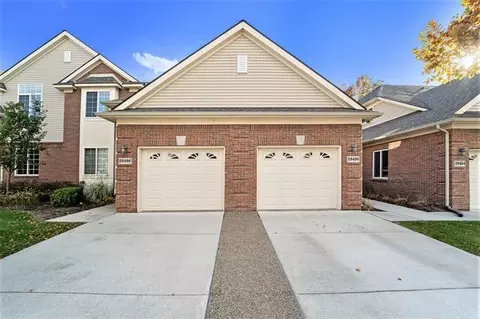 29490 Woodpark Cir, Warren, MI 48092