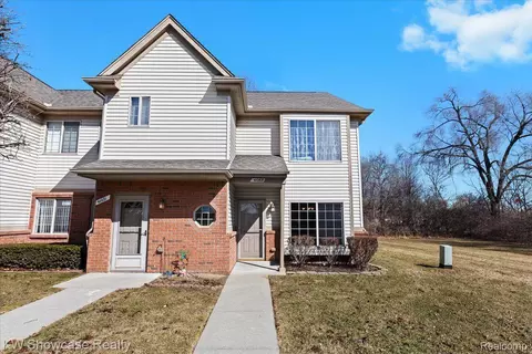 41063 Rose Ln, Clinton Township, MI 48036