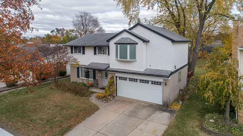 14574 Stonehouse Ave, Livonia, MI 48154