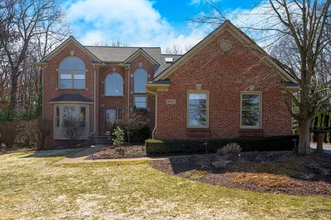 9053 Softwater Woods Dr, Springfield, MI 48348