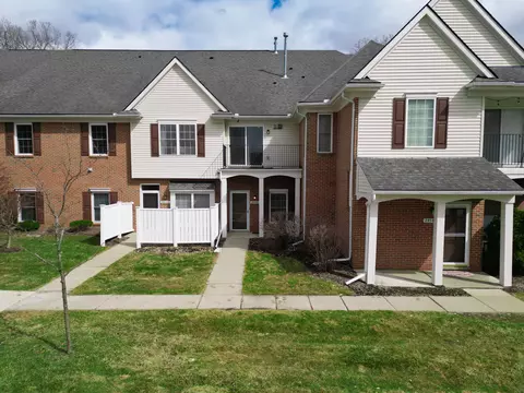 2858 Cottonwood Dr #B, Waterford, MI 48328