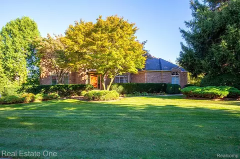 5538 Clearview Dr, Troy, MI 48098