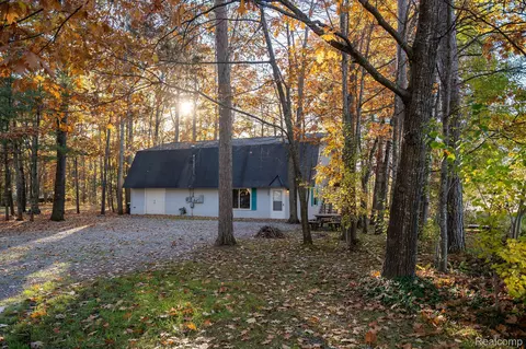 9887 W Higgins Lake Dr, Lyon, MI 48653