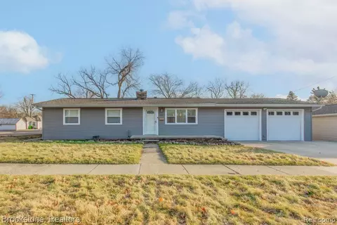406 5th St, Fenton, MI 48430