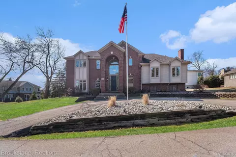 3878 Sunset Blvd, Orchard Lake Village, MI 48324