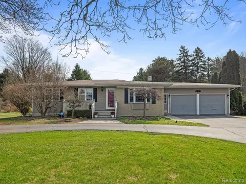 707 Pine Tree Rd, Orion, MI 48362