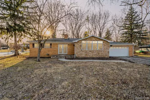 780 Bow Ln, Waterford, MI 48328