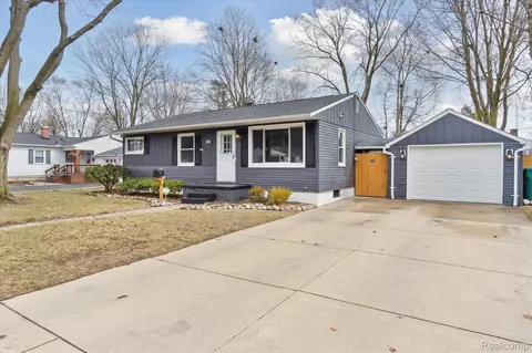 200 Labian Dr, Flushing, MI 48433
