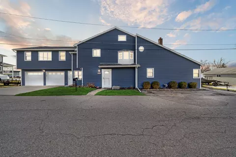 2299 Kingston St, White Lake, MI 48386