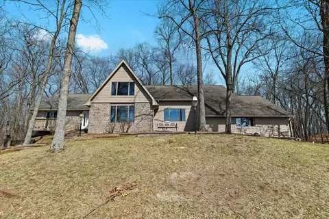 5595 Navajo Trl, Pinckney, MI 48169