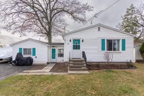 861 S Lakeside Dr, Leoni, MI 49254