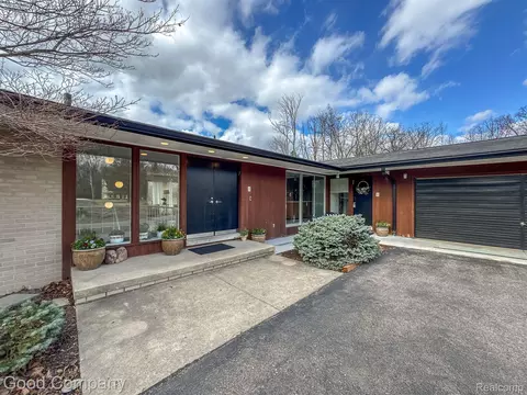 19822 Beverly Rd, Beverly Hills, MI 48025
