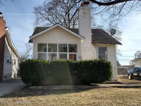 142 E Baker Ave, Clawson, MI 48017