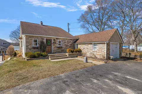 2448 Allen Rd, Brandon, MI 48462