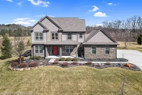 5698 Mesa Verde Trl, White Lake, MI 48383
