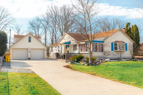 8515 Lake Rd, Grosse Ile, MI 48138