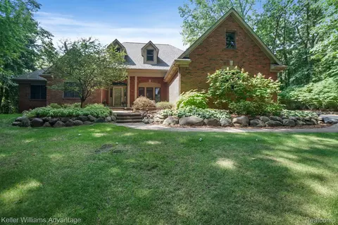 2572 Valley Oaks Dr, White Lake, MI 48383